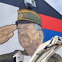 Sramotan mural u Bijeljini: Lik zločinca Mladića osvanuo na zgradi kod Gradskog parka