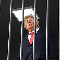 Performans u Teheranu: Glumac s maskom Trumpa u kavezu iznad trga