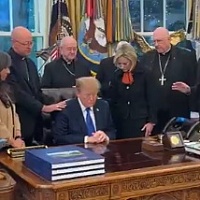 Trump sazvao katoličke biskupe u Bijelu kuću: Objavljen snimak kako ga okružuju i mole se za njega i Ameriku