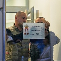 Nepoznati muškarci postavljali izborni materijal na biralištu u Šapcu pa udarili člana biračkog odbora i izbacili ga vani