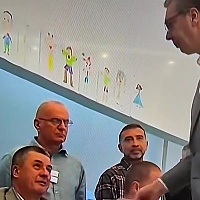Vučiću je glasački listić uz osmijeh uručio njegov bivši saradnik i autor knjiga protiv njega: "Znao je da je gotov"
