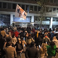 Nekoliko desetina građana stiglo i ispred zgrade RTS-a, zaigrali kolo