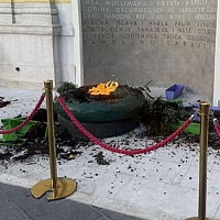 Nepoznate osobe uništile prostor oko Vječne vatre u centru Sarajeva
