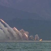 Sjevernokorejska vojska višecijevnim bacačima raketa razorila otok i makete američkih tenkova
