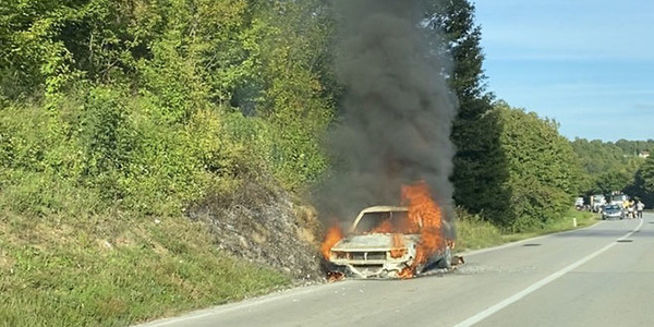 Na putu Banja Luka - Prijedor zapalio se automobil