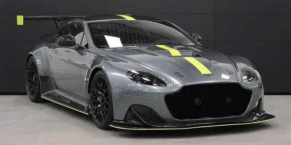 Ovo je jedini Aston Martin V8 Vantage AMR Pro legalan za cestu