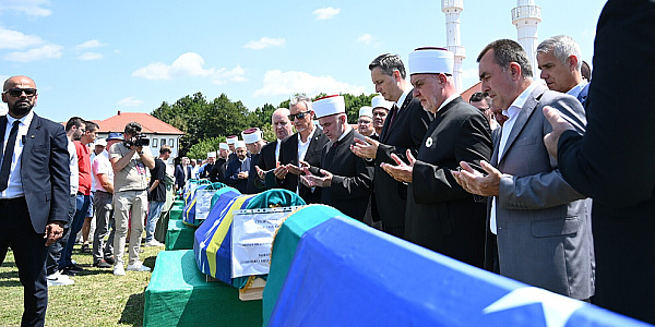 Klanjana kolektivna dženaza u Kamičanima: Ukop sedam žrtava zločina u Prijedoru i dolini Sane
