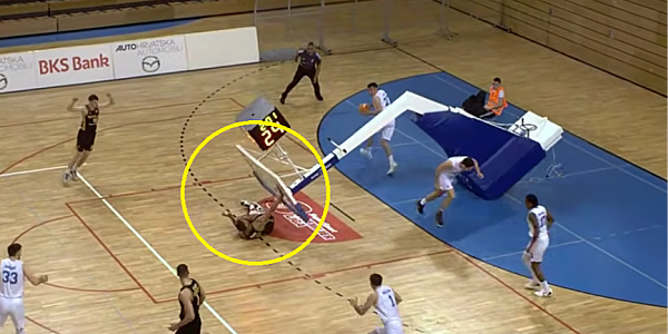 Zastrašujući trenutak u Hrvatskoj: Košarkaš Splita srušio koš na sebe snažnim zakucavanjem