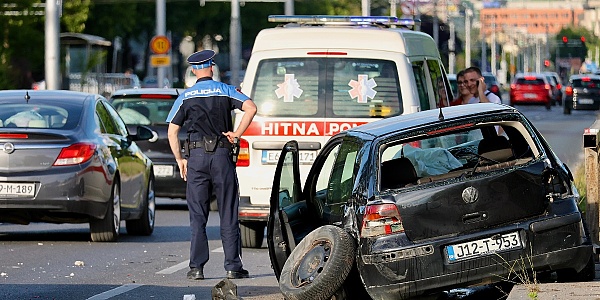Stravična saobraćajna nesreća u Sarajevu: S automobila otpali točkovi, zaštitna ograda spriječila katastrofu