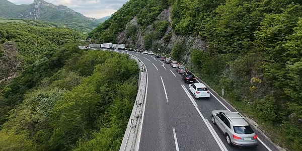 Putnici ka jugu BiH godinama "muku muče" s kilometarskim kolonama: Da li je problem jedan semafor i šta kaže struka