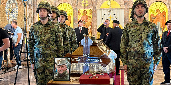 Zašto Srbija ima potrebu slaviti zlo: Sahrana ratnog zločinca kao ogledalo izgubljenog društva i nemoćne Evrope