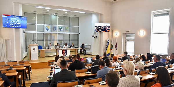 Od ovih izbora primjenjuje se i mandat u mirovanju, pokušaj da se djelimično oteža političko “prelijetanje”