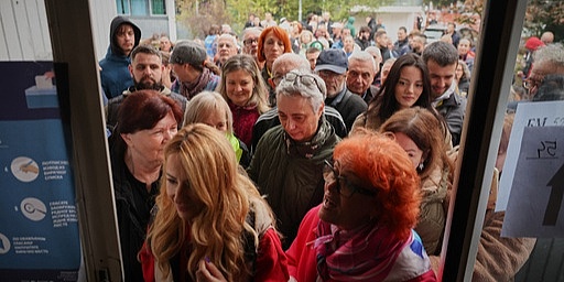 Srbija danas bira: Nakon dvije godine protesta i burne kampanje, glavna utrka je između SNS-a i Studentske liste