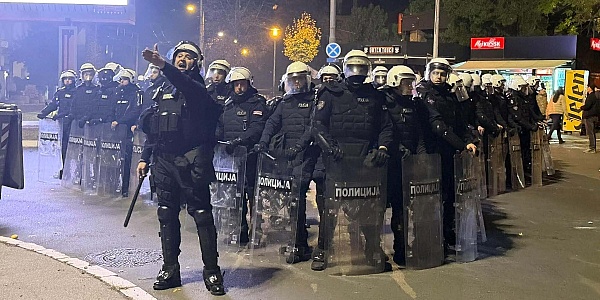 Nakon Informera grupa građana stigla i pred televiziju Pink, zgradu gađaju jajima