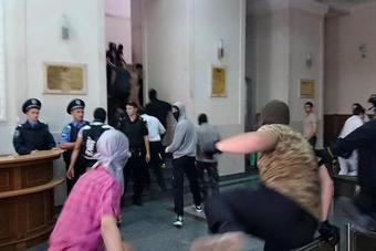 Ukrajina: Oko 200 maskiranih osoba sukobilo se s policijom u Kharkovu