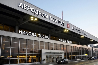 Beograd: Avion prizemljen zbog pijanog putnika koji se počeo skidati