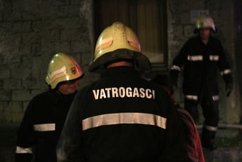 Ugašen požar u Sokolović Koloniji, krov izgorio, nema povrijeđenih