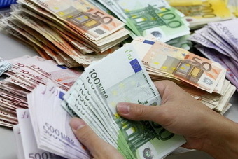 Euro prvi put nakon sedam mjeseci skliznuo ispod 1,06 dolara