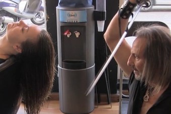 Ninja vještine: Ovaj frizer šiša uz pomoć samurajskih mačeva i vatre