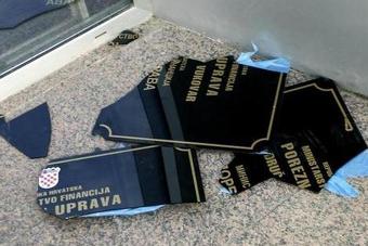 Hrvatska: Ponovno razbijena dvojezična ploča na zgradi vukovarske policije