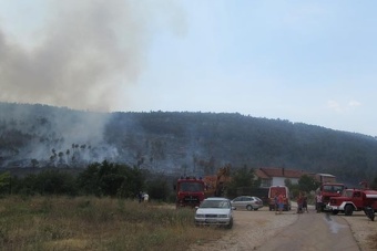Ljubuški: Dva kanadera iz Hrvatske gase požare na teško pristupačnom terenu Gornjih Radišića