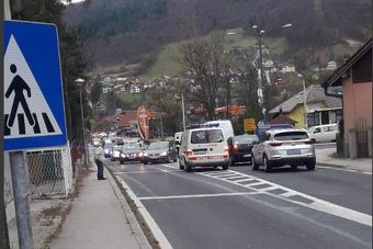 Kolone vozila nakon teške nesreće na putu Semizovac - Srednje