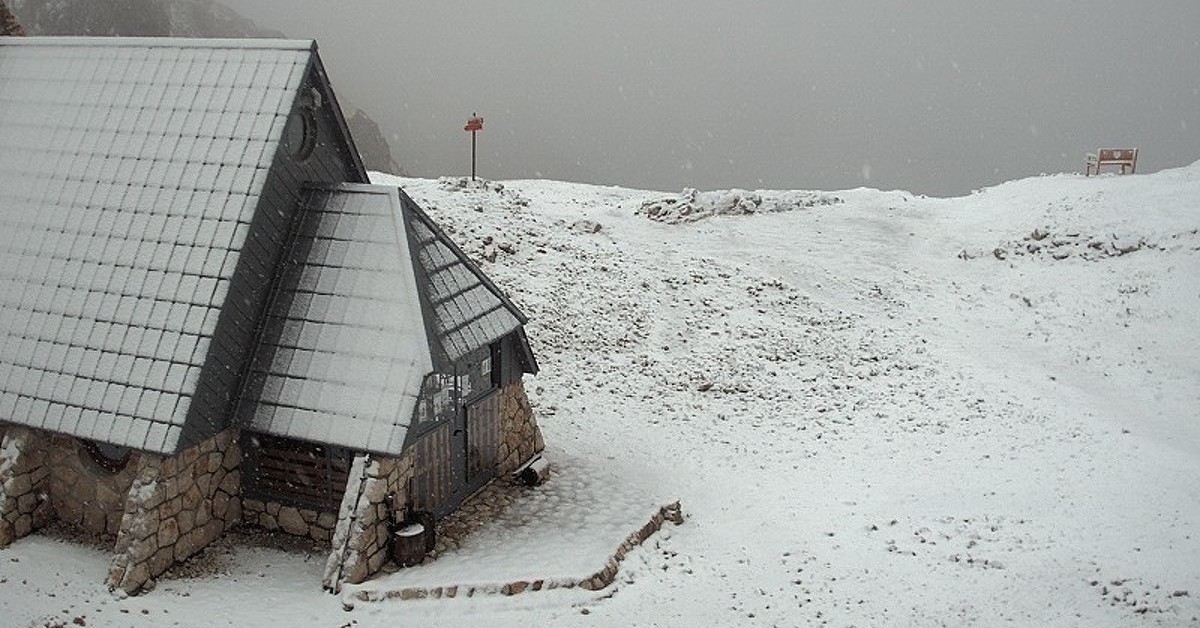 Na planinskom vrhu u Sloveniji pao snijeg