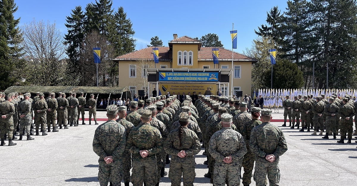 U kasarni Rajlovac svečanim postrojavanjem obilježen dan osnivanja ...
