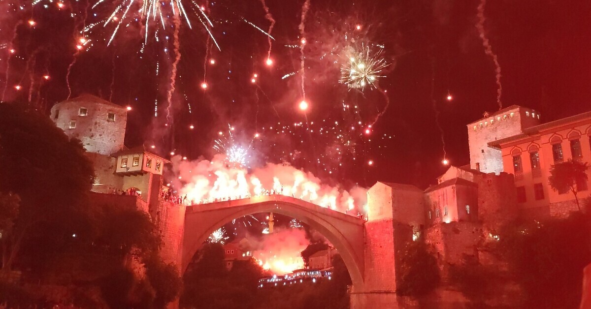 Red Army spektakularnom bakljadom i vatrometom na Starom mostu obilježio 100. rođendan Veleža
