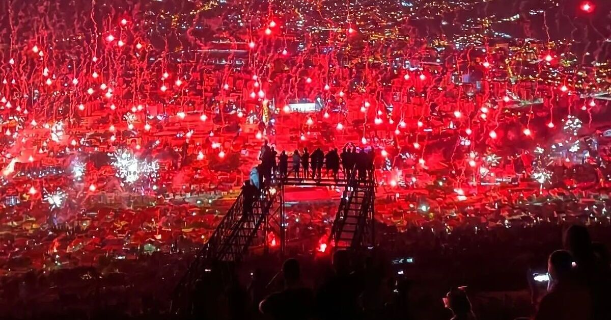 Pogledajte kako su navijači Veleža "zapalili nebo" iznad Mostara i obojili ga u crveno