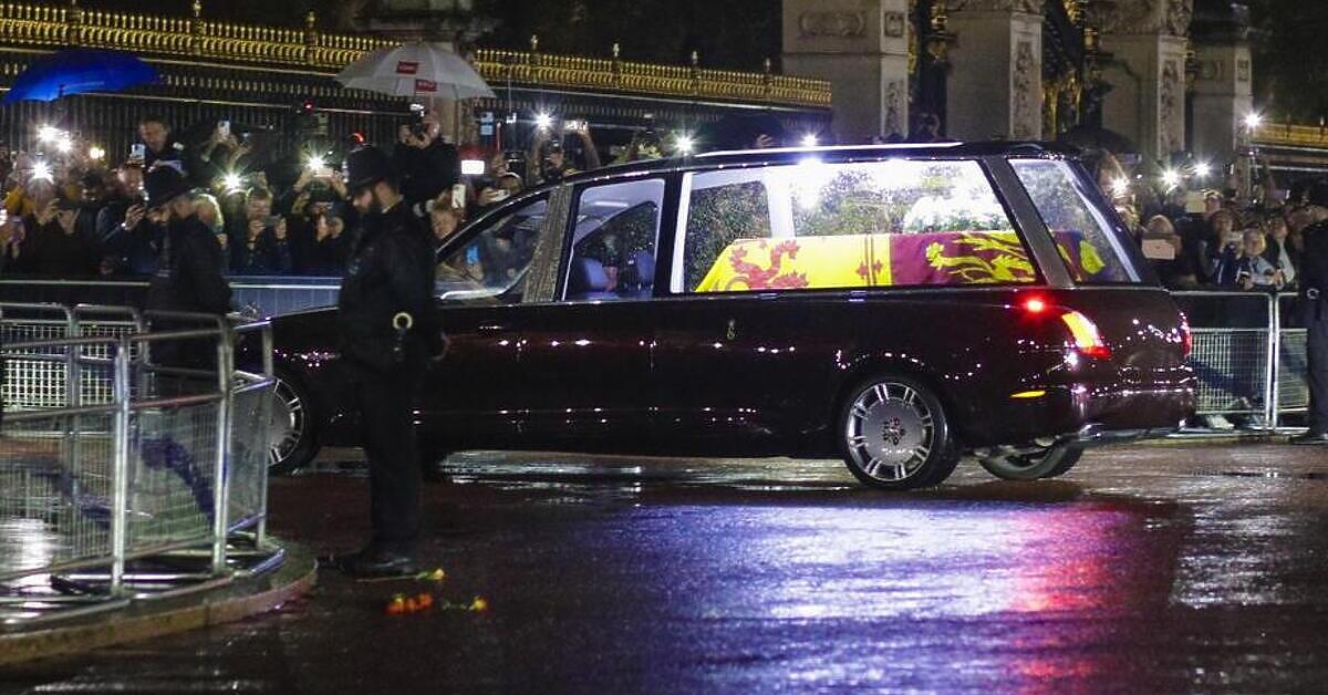 Kovčeg s tijelom kraljice Elizabete prebačen u Buckinghamsku palaču