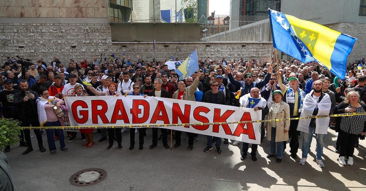 Na Klix.ba Pratite Uživo Proteste Ispred Zgrade Parlamenta FBiH