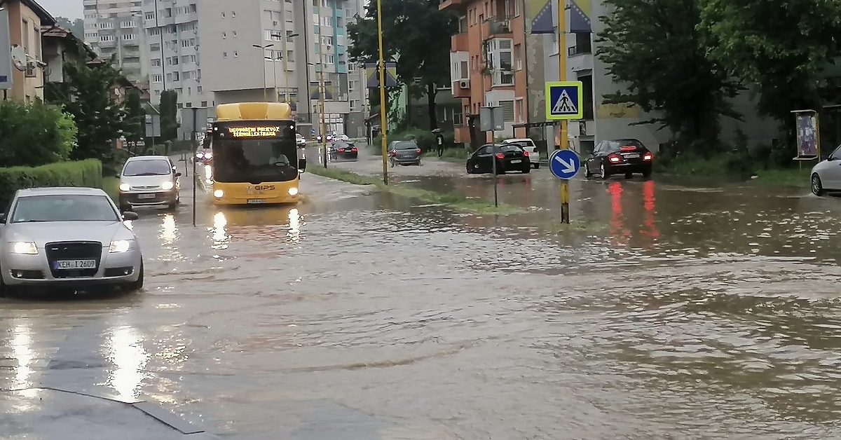 Poplavljene Glavne Saobraćajnice U Tuzli: Raskrsnica Pod Vodom ...