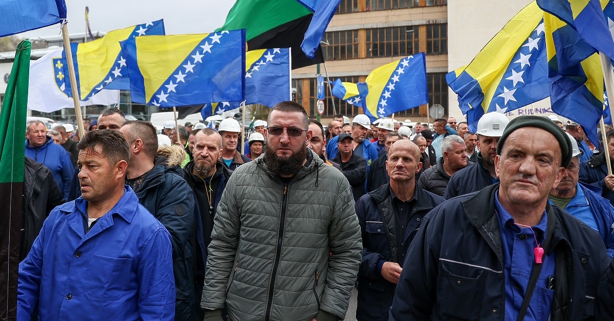 300 rudara protestuje ispred zgrade Vlade FBiH, traže dvije plate: 