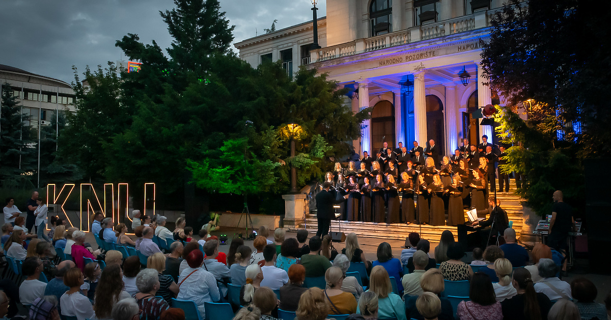 Na Pozorišnom Trgu Susan Sontag Izveden Spektakularan Koncert Hora