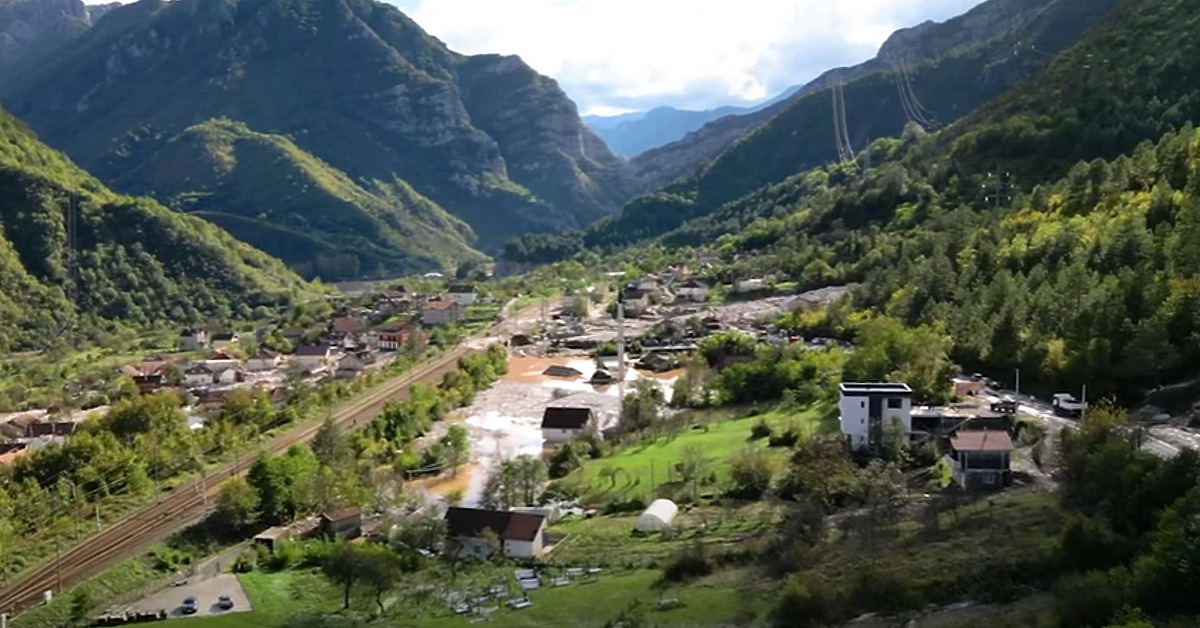 Nakon stravičnih poplava mjesto izgleda neprepoznatljivo Nakon stravičnih poplava mjesto izgleda neprepoznatljivo