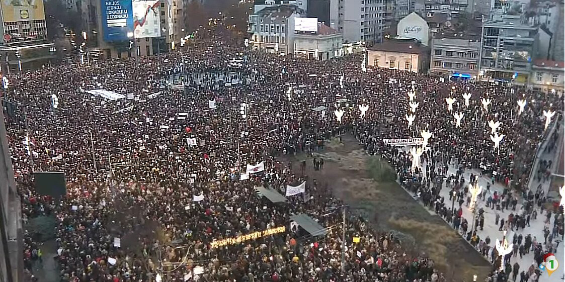 Novi veliki protesti u Beogradu, rijeke ljudi se slijevaju prema centru ...