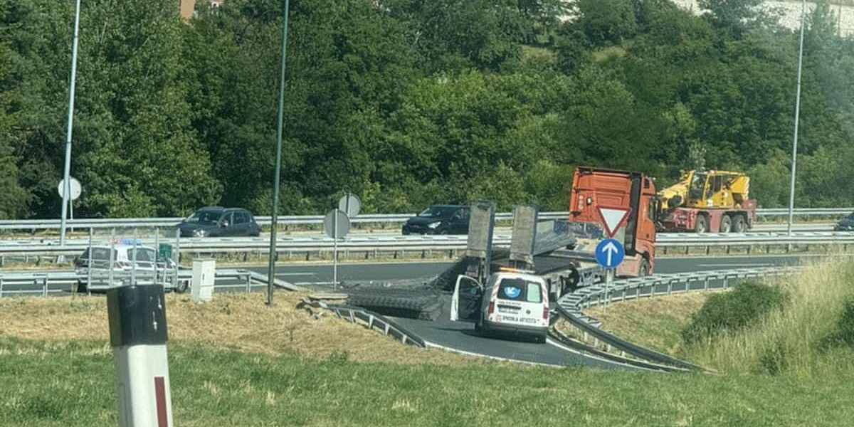 Obustavljen saobraćaj na uključnom kraku petlje Vogošća, rasut teret ...
