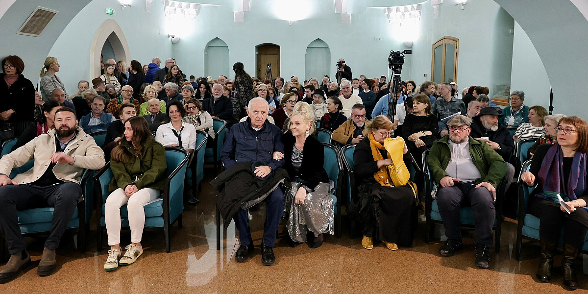 Druga godišnjica smrti Abdulaha Sidrana obilježena u Sarajevu, kćerka Miranda poručila: Hvala vam što ne date da ga nema