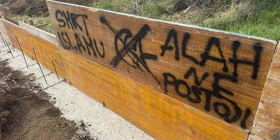 Gradilište Islamskog centra u Zadru išarano uvredljivim grafitima i porukama mržnje, policija istražuje slučaj