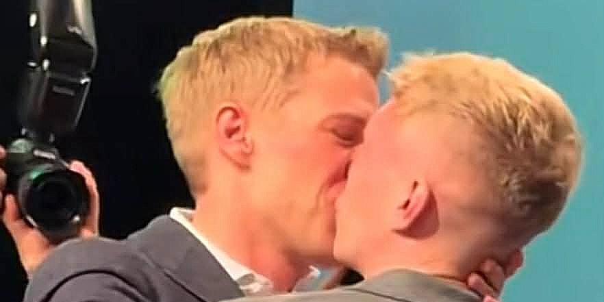 Prvi gej gradonačelnik Minhena pobjedu proslavio poljupcem sa zaručnikom: 