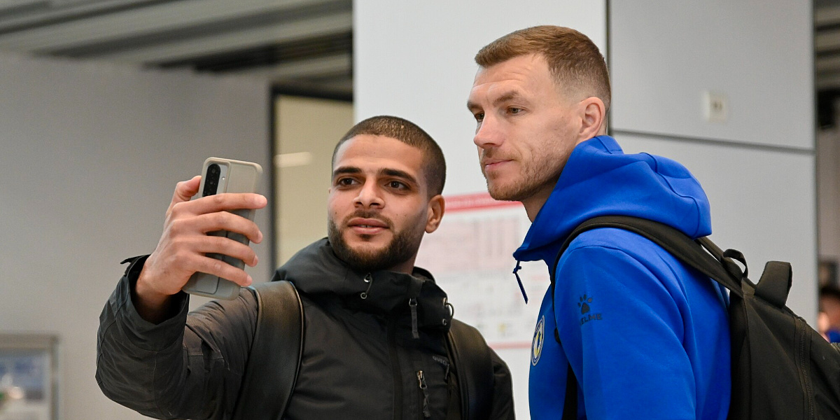Zmajevi stigli na aerodrom, u opuštenoj atmosferi putuju u Vels na polufinale baraža