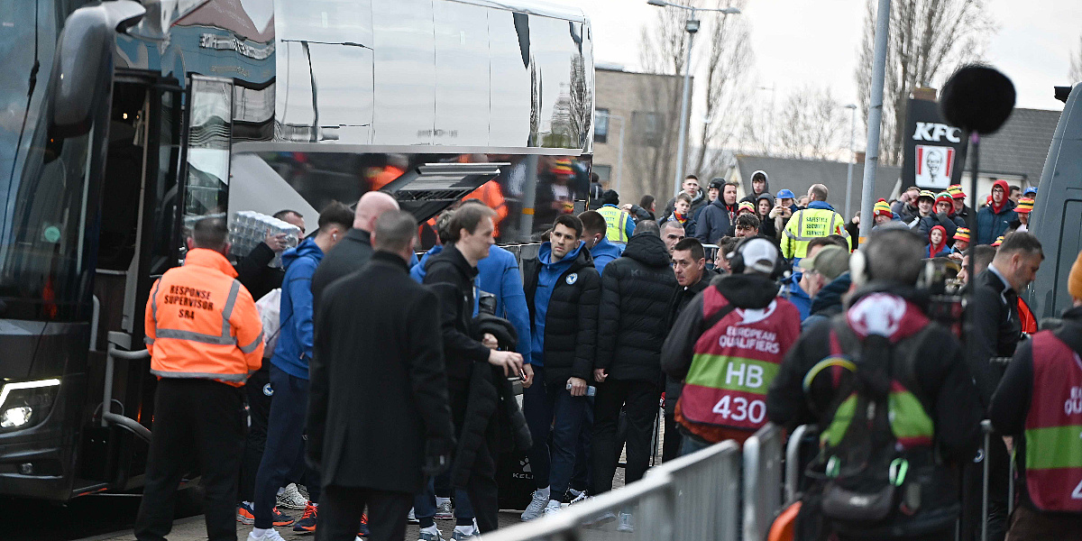 Zmajevi stigli na stadion u Cardiffu, dočekali ih simpatični povici najmlađih navijača Velsa