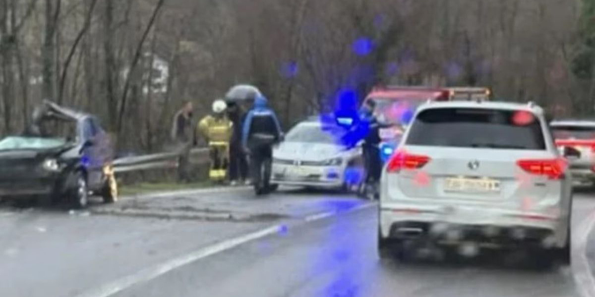 Teška nesreća u Konjicu: Poginula jedna osoba u sudaru automobila i kamiona