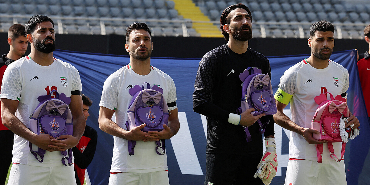 Iranski nogometaši nosili ruksake i odali počast ubijenim djevojčicama ...