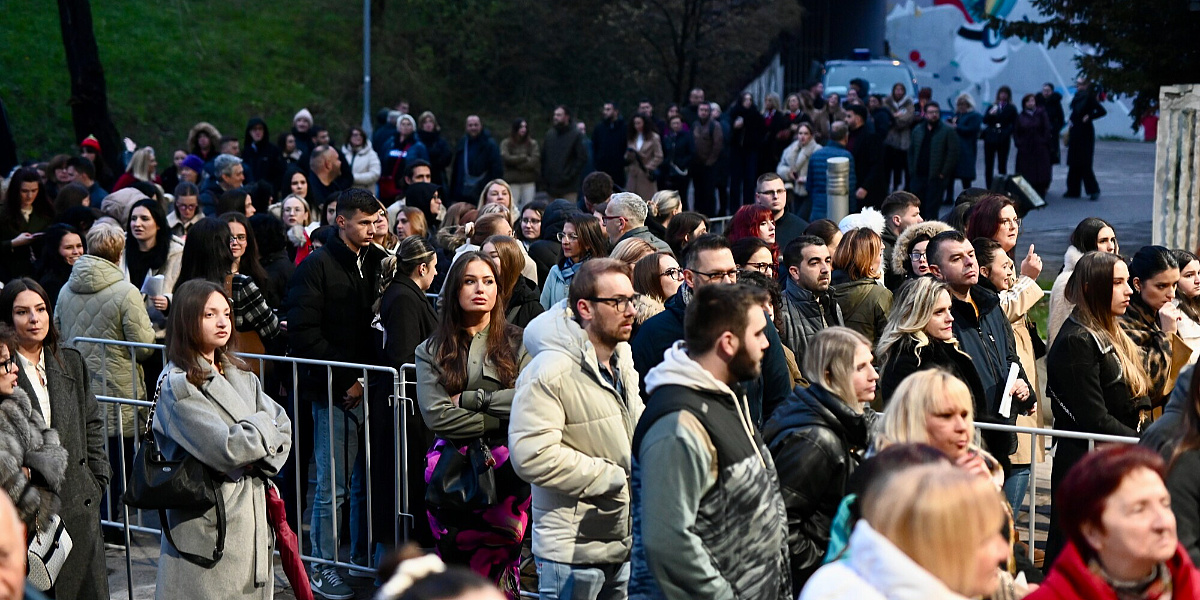 Gužve ispred Zetre uoči prvog koncerta Zdravka Čolića u Sarajevu, fanovi strpljivo čekaju u redu