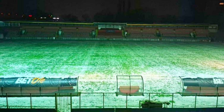 Na Bilinom Polju rade grijači za uklanjanje snježnog nanosa sa travnjaka