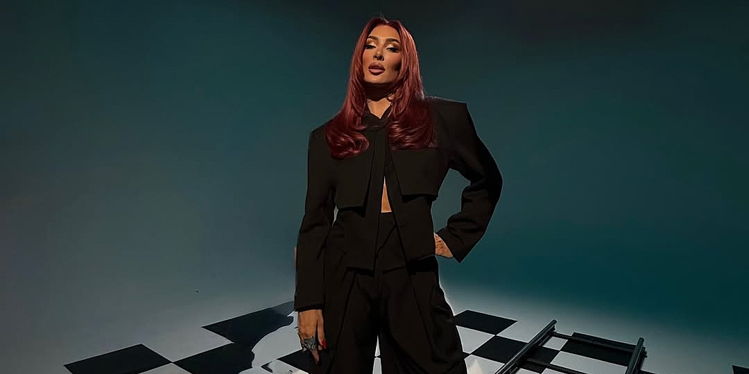 Senidah u elegantnom modnom izdanju na snimanju spota: Crno odijelo neobičnog kroja uz crvenu boju kose