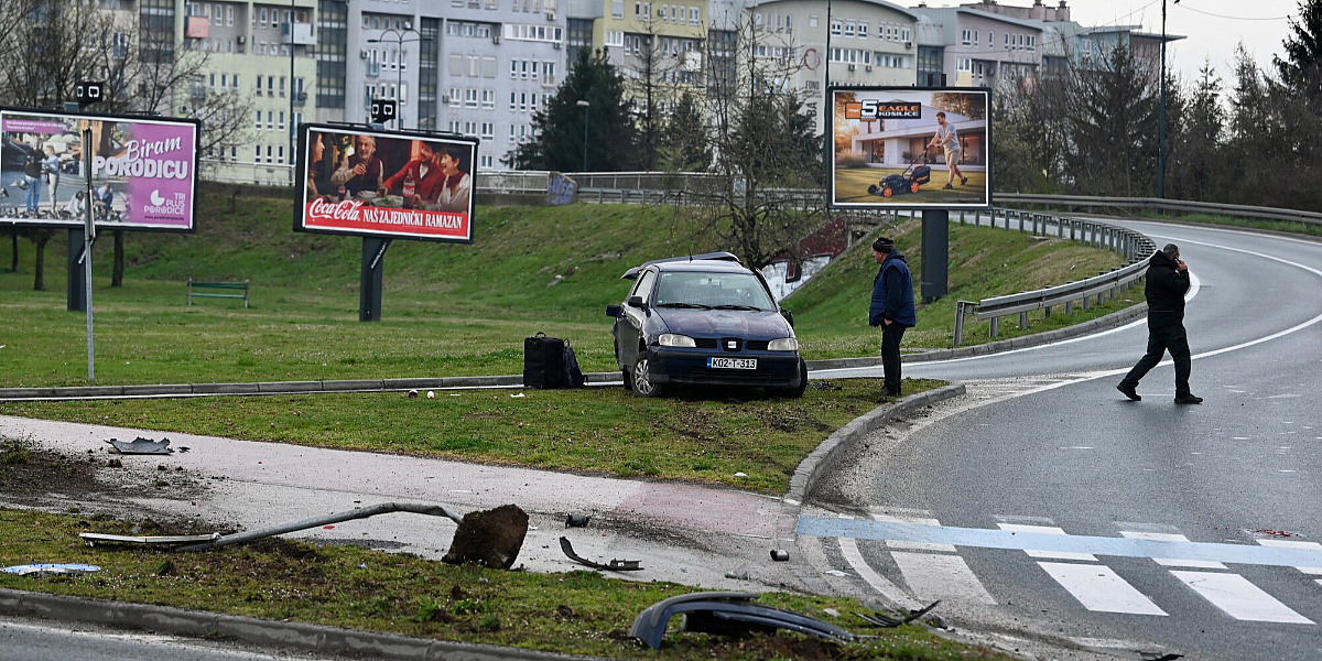 Saobraćajna nesreća na Stupu u Sarajevu: Dvije osobe prevezene na KCUS, oboren saobraćajni znak