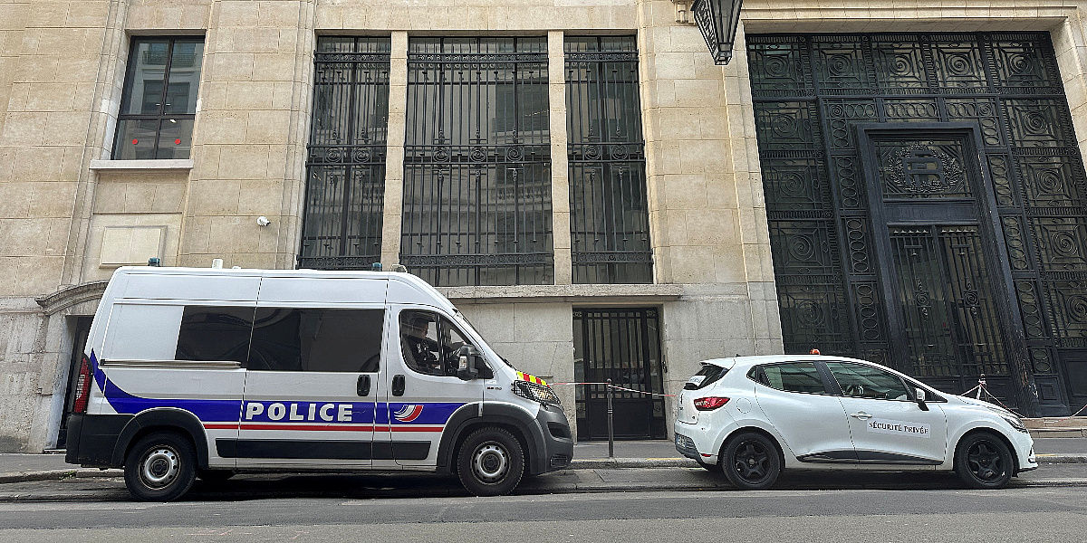 Policija u Parizu uhapsila tri osobe zbog sumnje da su planirali bombaški napad na američku banku